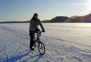designér skládacích kol Tern na zamrzlém jezeře